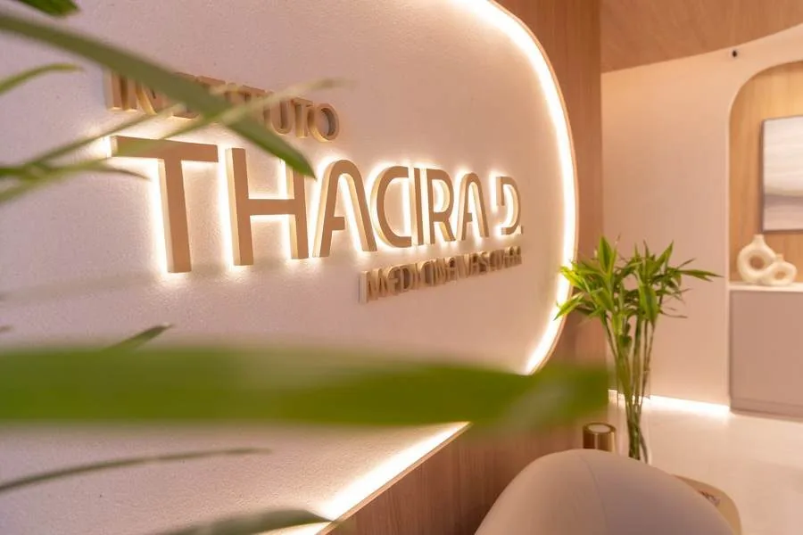 Letreiro iluminado do Instituto Thacira Dantas